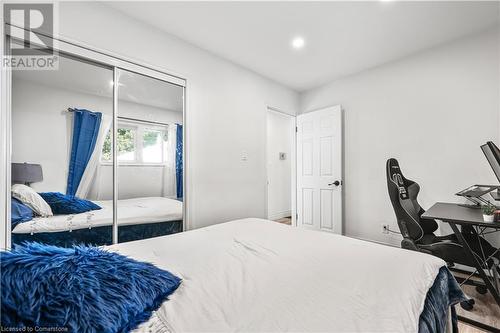 33 3 Avenue, Cambridge, ON - Indoor Photo Showing Bedroom