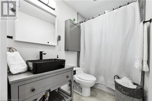 33 3 Avenue, Cambridge, ON - Indoor Photo Showing Bathroom