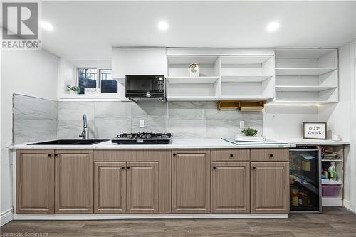 33 3 Avenue, Cambridge, ON - Indoor Photo Showing Kitchen