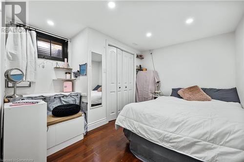 33 3 Avenue, Cambridge, ON - Indoor Photo Showing Bedroom