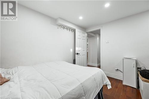 33 3 Avenue, Cambridge, ON - Indoor Photo Showing Bedroom