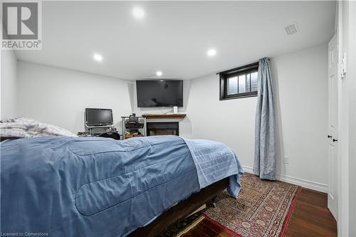 33 3 Avenue, Cambridge, ON - Indoor Photo Showing Bedroom