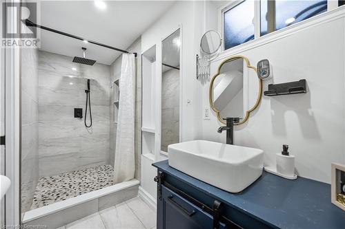 33 3 Avenue, Cambridge, ON - Indoor Photo Showing Bathroom