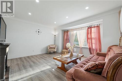 33 3 Avenue, Cambridge, ON - Indoor Photo Showing Living Room