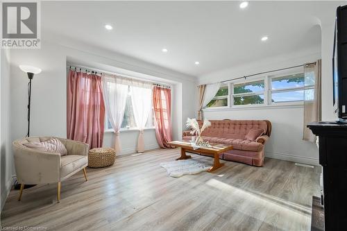 33 3 Avenue, Cambridge, ON - Indoor Photo Showing Living Room