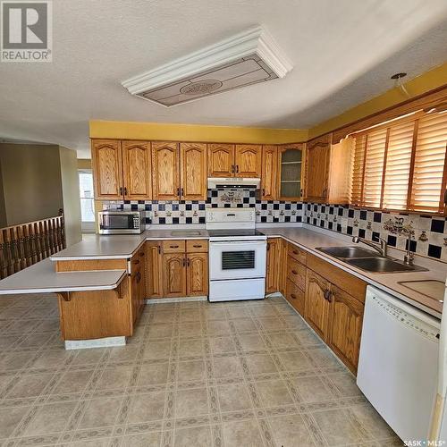 761 3Rd Street W, Unity, SK - Indoor Photo Showing Kitchen With Double Sink