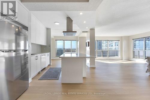 1008 - 2267 Lake Shore Boulevard W, Toronto, ON - Indoor Photo Showing Kitchen