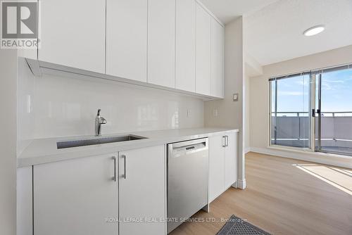 1008 - 2267 Lake Shore Boulevard W, Toronto, ON - Indoor Photo Showing Kitchen