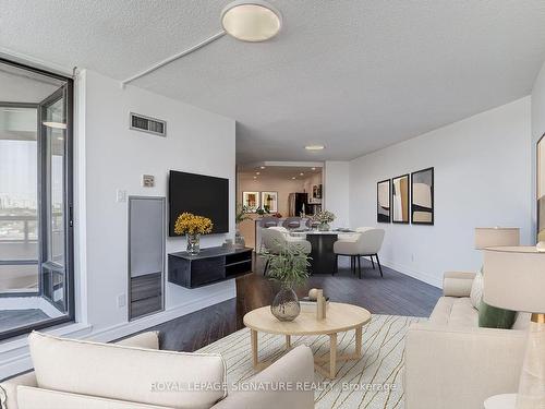 1201-1101 Steeles Ave W, Toronto, ON - Indoor Photo Showing Living Room