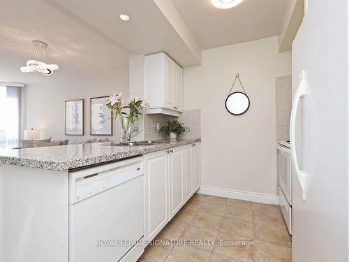 814-10 Northtown Way, Toronto, ON - Indoor Photo Showing Kitchen