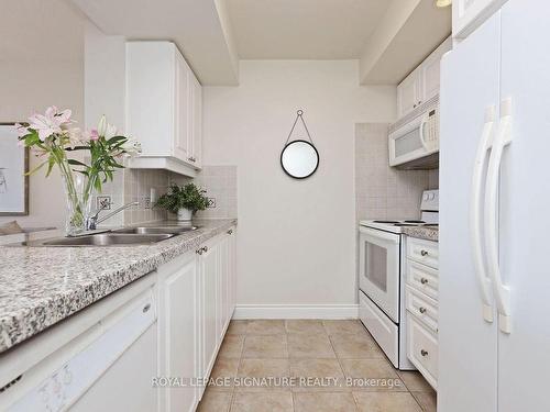 814-10 Northtown Way, Toronto, ON - Indoor Photo Showing Kitchen With Double Sink