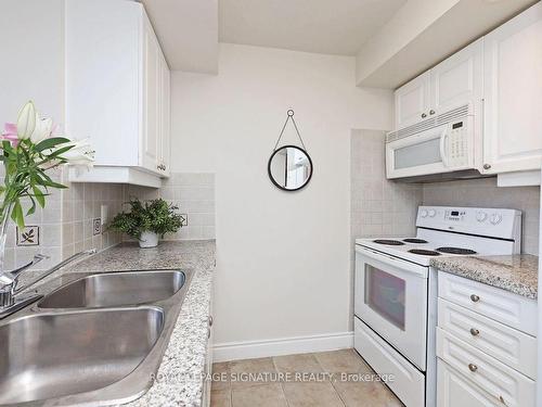 814-10 Northtown Way, Toronto, ON - Indoor Photo Showing Kitchen With Double Sink