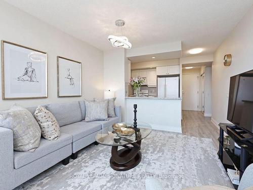 814-10 Northtown Way, Toronto, ON - Indoor Photo Showing Living Room