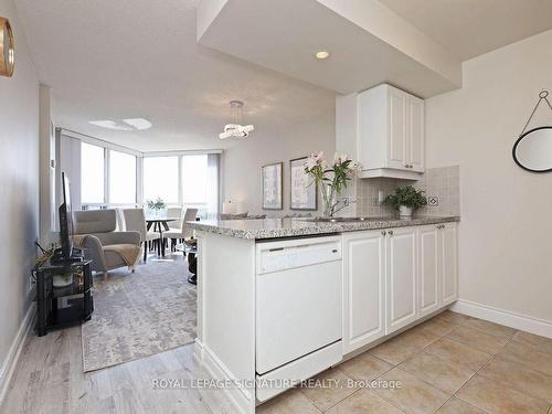 814-10 Northtown Way, Toronto, ON - Indoor Photo Showing Kitchen