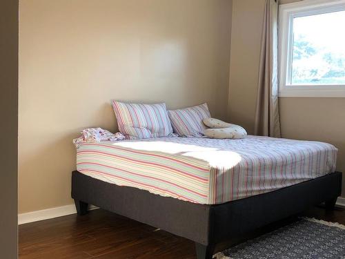 7381 Marieclaude Ave, Niagara Falls, ON - Indoor Photo Showing Bedroom