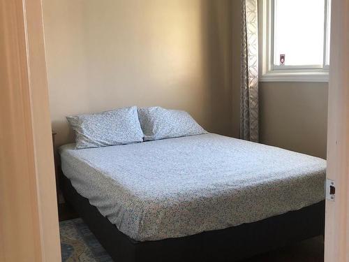 7381 Marieclaude Ave, Niagara Falls, ON - Indoor Photo Showing Bedroom