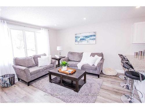 521 Havelock Dr, Waterloo, ON - Indoor Photo Showing Living Room