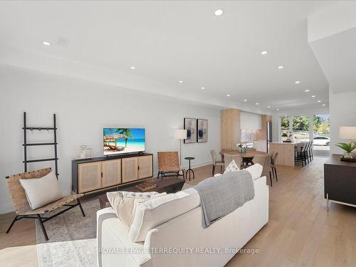 37 Rockmount Cres, Gravenhurst, ON - Indoor Photo Showing Living Room