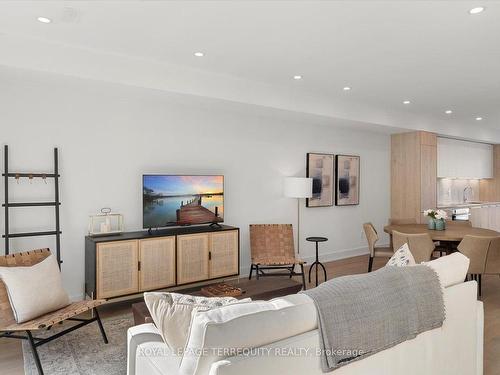 37 Rockmount Cres, Gravenhurst, ON - Indoor Photo Showing Living Room