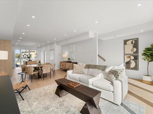 37 Rockmount Cres, Gravenhurst, ON - Indoor Photo Showing Living Room