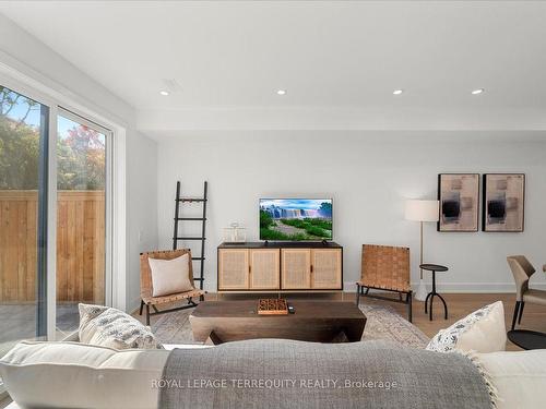 37 Rockmount Cres, Gravenhurst, ON - Indoor Photo Showing Living Room