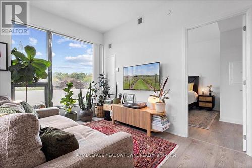 302 - 280 Howland Avenue, Toronto, ON - Indoor Photo Showing Living Room