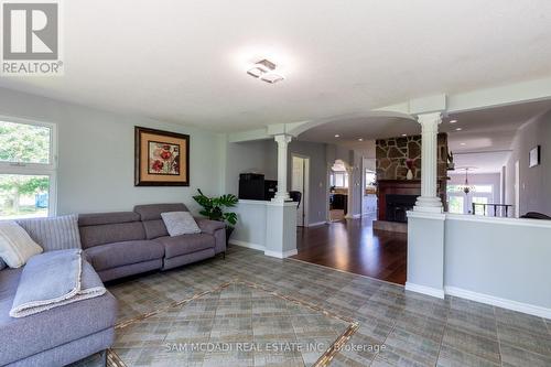 53 Guyatt Road, Hamilton, ON - Indoor Photo Showing Living Room