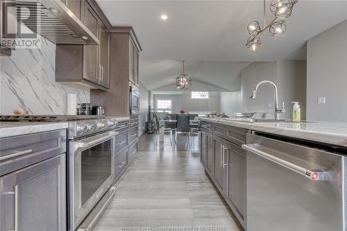 200 Lennox Avenue, Essex, ON - Indoor Photo Showing Kitchen With Double Sink With Upgraded Kitchen