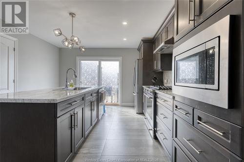 200 Lennox Avenue, Essex, ON - Indoor Photo Showing Kitchen With Upgraded Kitchen