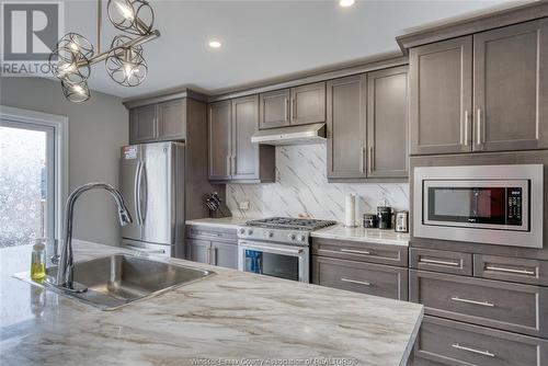 200 Lennox Avenue, Essex, ON - Indoor Photo Showing Kitchen With Upgraded Kitchen