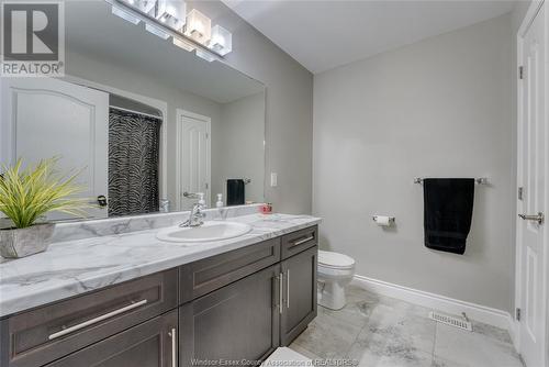 200 Lennox Avenue, Essex, ON - Indoor Photo Showing Bathroom