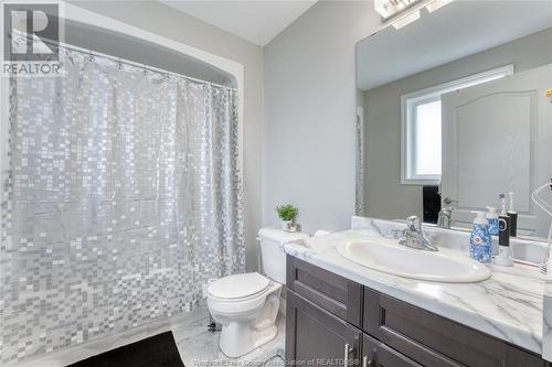 200 Lennox Avenue, Essex, ON - Indoor Photo Showing Bathroom