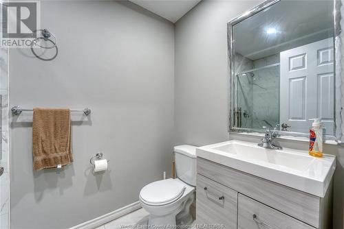 200 Lennox Avenue, Essex, ON - Indoor Photo Showing Bathroom