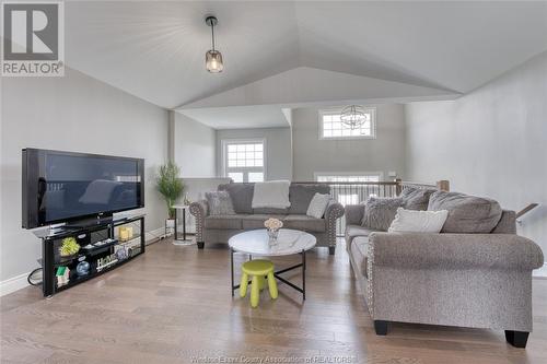 200 Lennox Avenue, Essex, ON - Indoor Photo Showing Living Room