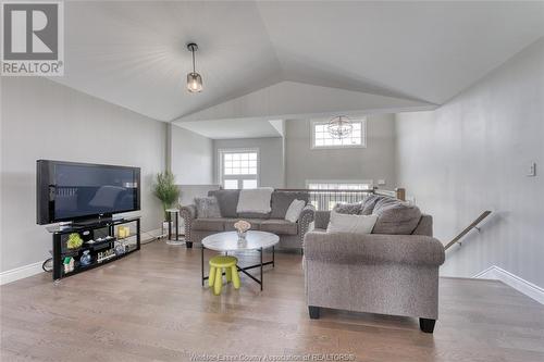 200 Lennox Avenue, Essex, ON - Indoor Photo Showing Living Room