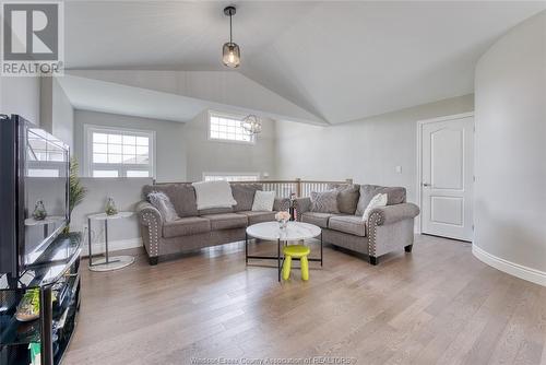 200 Lennox Avenue, Essex, ON - Indoor Photo Showing Living Room