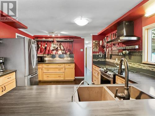 1630 168 Mile Road, Williams Lake, BC - Indoor Photo Showing Kitchen With Double Sink