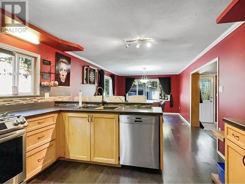 1630 168 Mile Road, Williams Lake, BC - Indoor Photo Showing Kitchen With Double Sink