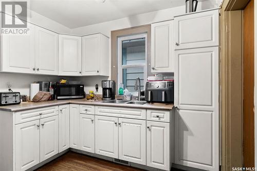 1424 Queen Street, Regina, SK - Indoor Photo Showing Kitchen With Double Sink