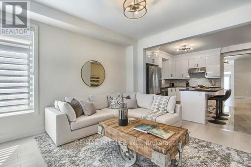 73 Ferragine Crescent, Bradford West Gwillimbury, ON - Indoor Photo Showing Living Room