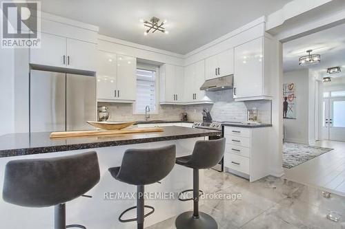 73 Ferragine Crescent, Bradford West Gwillimbury, ON - Indoor Photo Showing Kitchen With Upgraded Kitchen