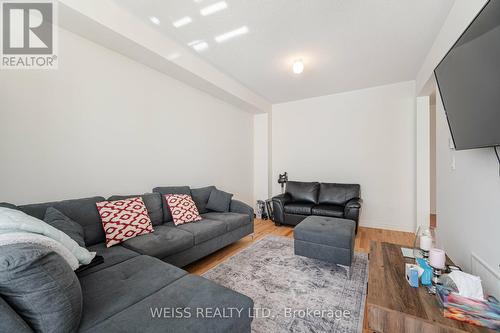 664 Fleetwood Drive, Oshawa, ON - Indoor Photo Showing Living Room