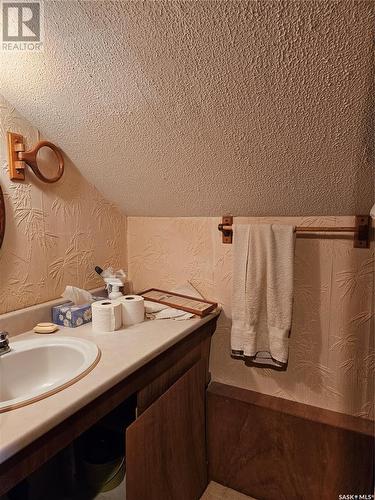 602 Railway Avenue, Bienfait, SK - Indoor Photo Showing Bathroom