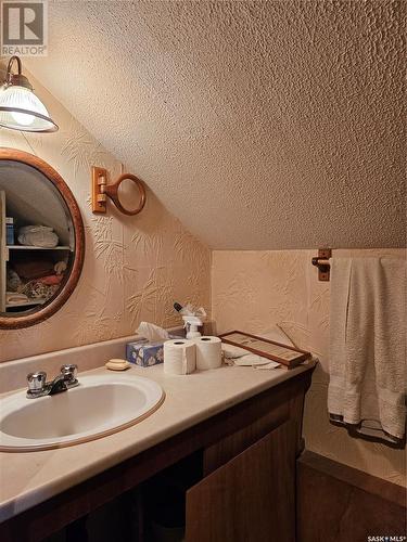 602 Railway Avenue, Bienfait, SK - Indoor Photo Showing Bathroom