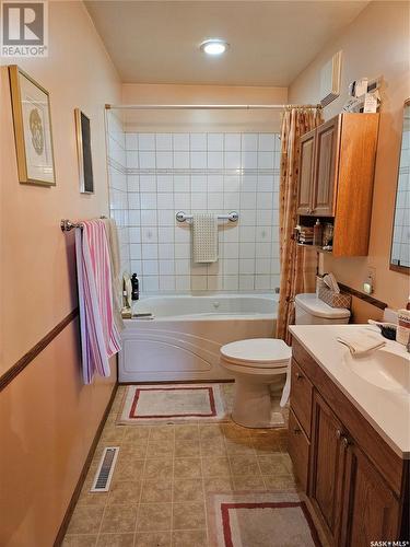 602 Railway Avenue, Bienfait, SK - Indoor Photo Showing Bathroom