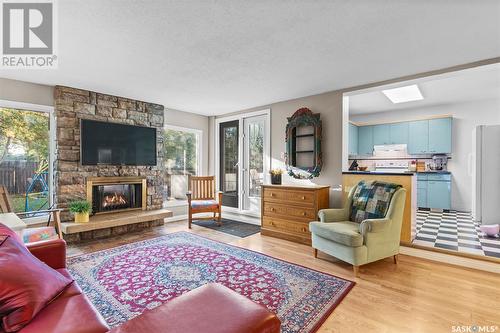 1414 Lorne Avenue, Saskatoon, SK - Indoor Photo Showing Living Room With Fireplace