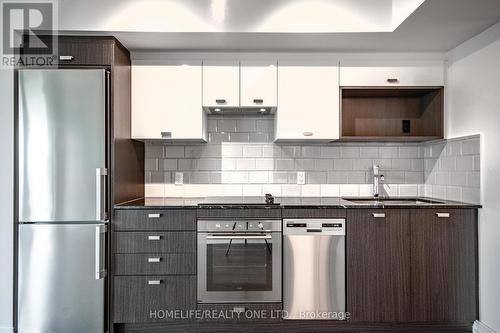 719 - 275 Village Green Square, Toronto (Agincourt South-Malvern West), ON - Indoor Photo Showing Kitchen With Stainless Steel Kitchen With Upgraded Kitchen