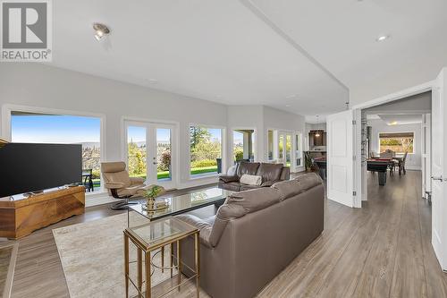 4822 Carmel Crescent, Kelowna, BC - Indoor Photo Showing Living Room