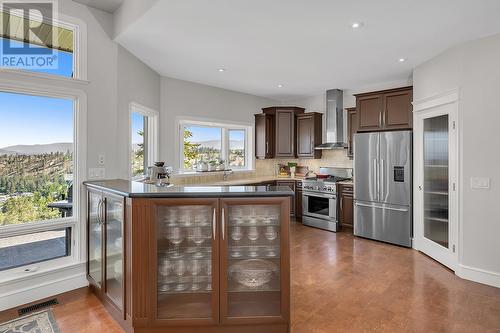 4822 Carmel Crescent, Kelowna, BC - Indoor Photo Showing Kitchen With Upgraded Kitchen