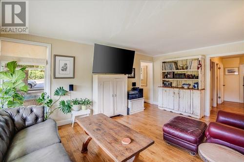 424 Sixth  Street, Nelson, BC - Indoor Photo Showing Living Room